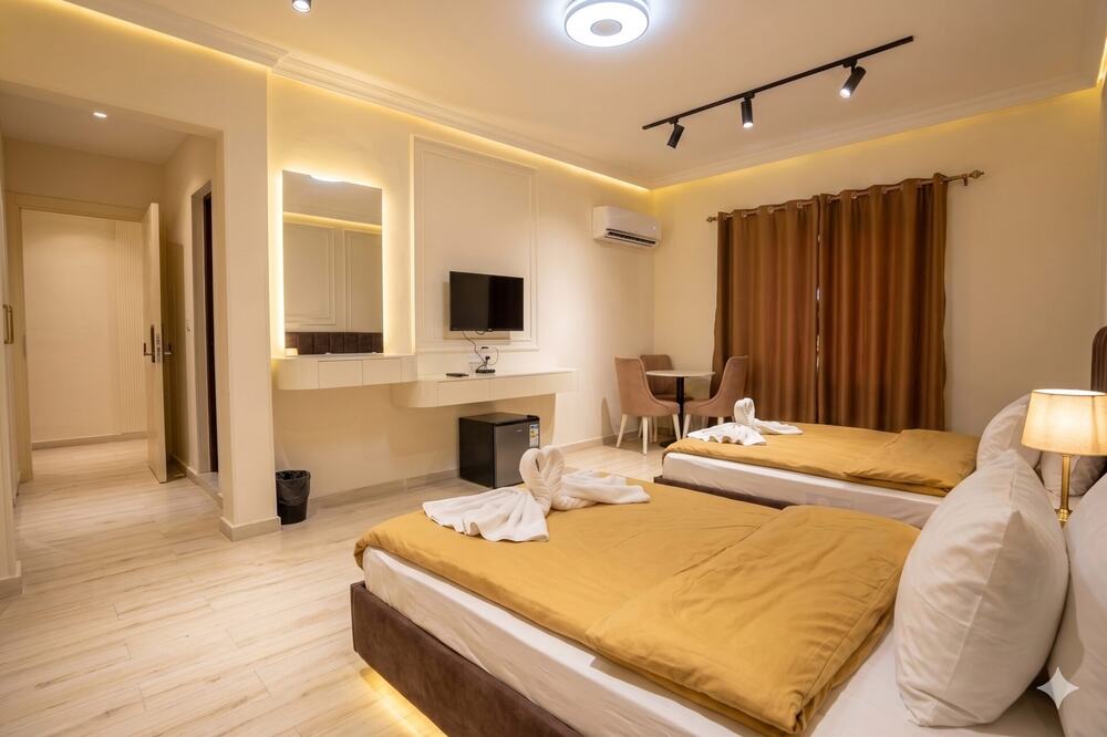 Guest room with work desk and mirror